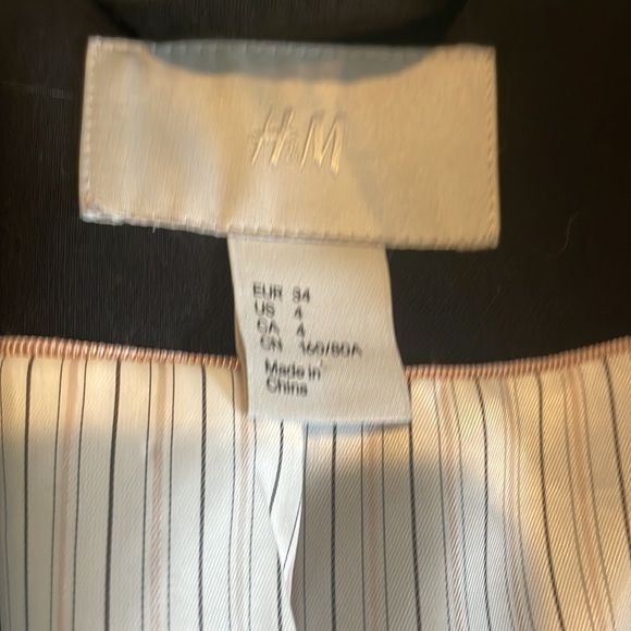 H&M black lined blazer one button close with slit in back. - Picture 2 of 3